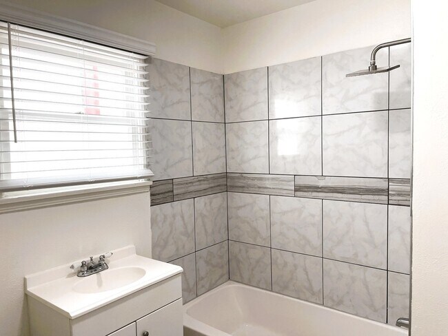 Building Photo - 319 S Maple St