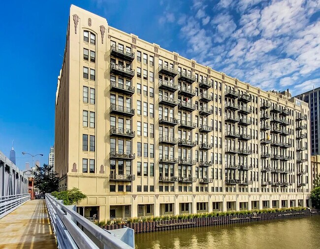 Building Photo - 758 N Larrabee St