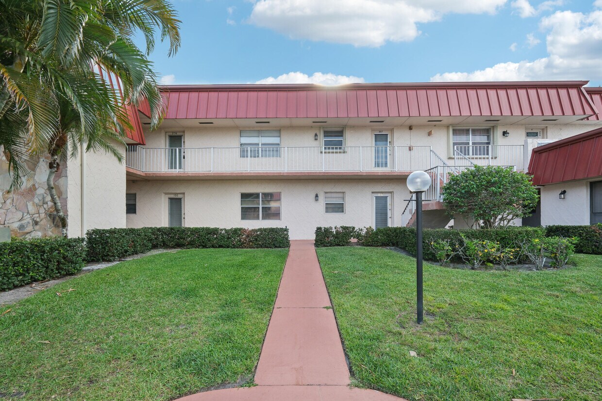 Foto principal - 12012 Greenway Cir S