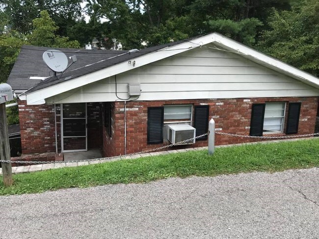 Building Photo - 348 Riverview Dr