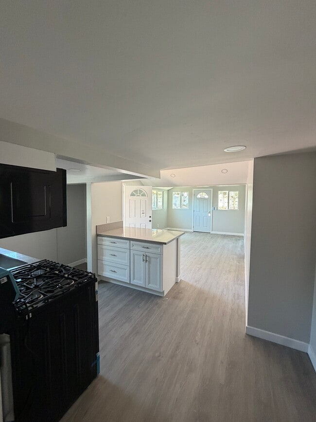 Building Photo - 2420 Ridgeway Dr