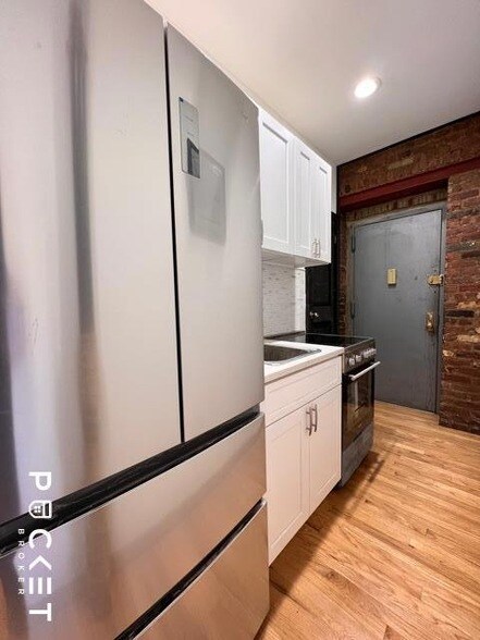 Primary Photo - 520 E 14th Street Unit 17