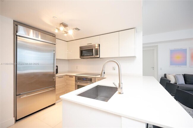 Building Photo - 1300 Brickell Bay Dr