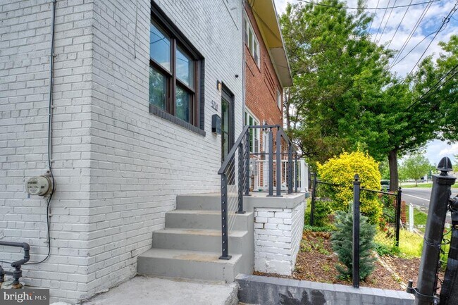 Foto del edificio - 5710 Eastern Ave NE