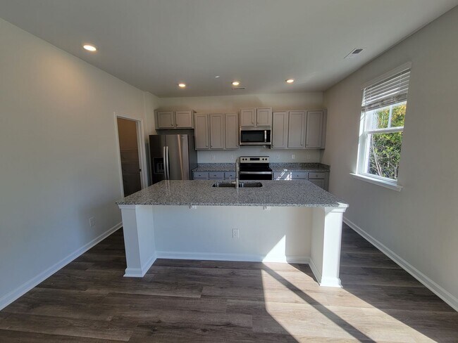 Foto del edificio - Fenced In, 4Bedroom In Sneads Ferry!