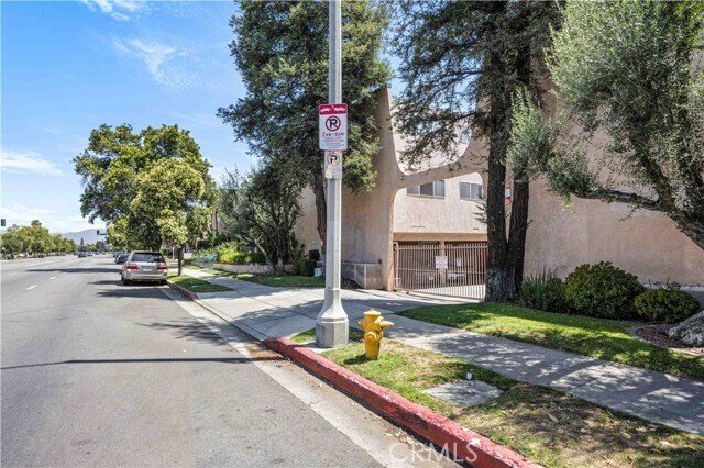 Foto del edificio - 7924 Woodman Ave
