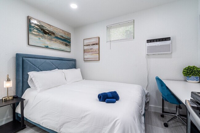 Building Photo - 975-977-977 SW 10th St