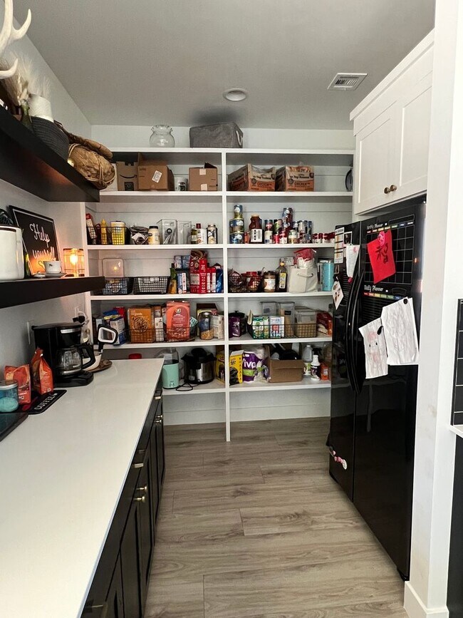 Foto del edificio - Stylish 3 Bedroom Home with Spacious Layout