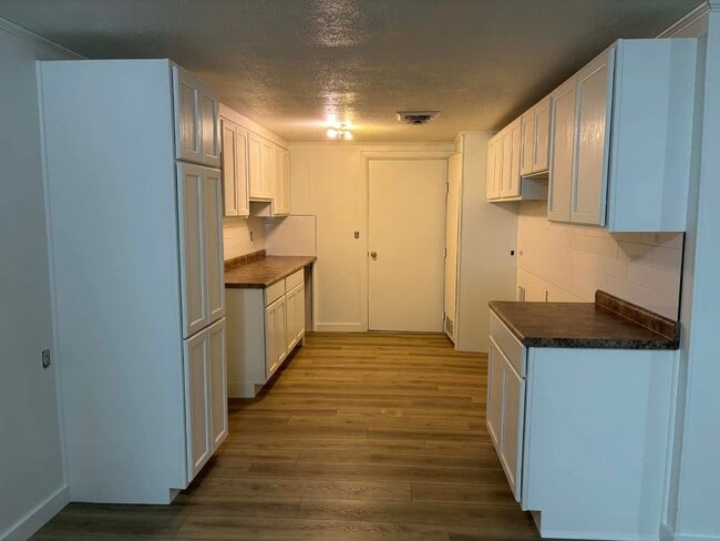 Building Photo - 401 E Boles St