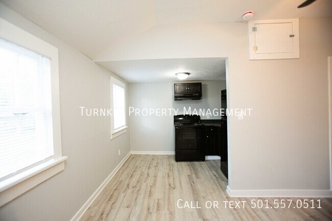 Building Photo - Move-in Special: 1/2 Off First Month Rent!...