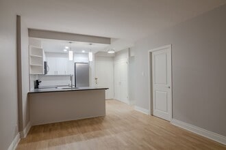 Building Photo - 4555 Av. Bonavista