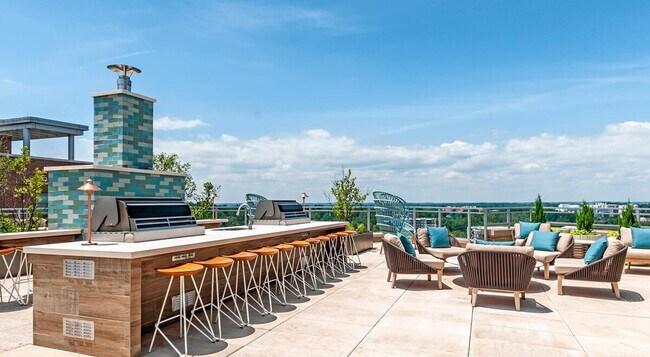 Foto del edificio - 8001 Woodmont Ave