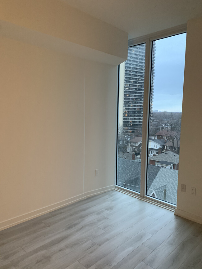 Building Photo - 33 Helendale Av