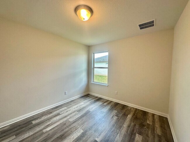 Building Photo - 3 Bed 2 Bath in Kyle Tx