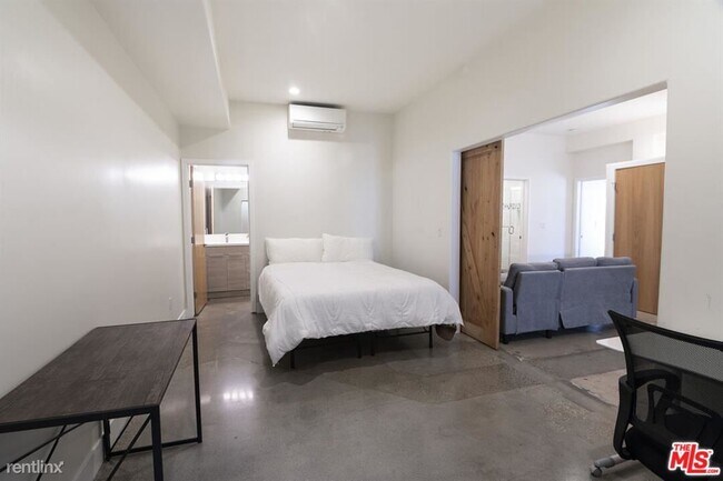 Building Photo - 2 br, 2.5 bath Townhome - 1235 23rd St # 1...