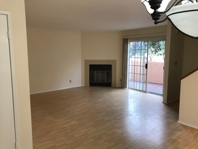 Building Photo - 3101 Plaza del Amo