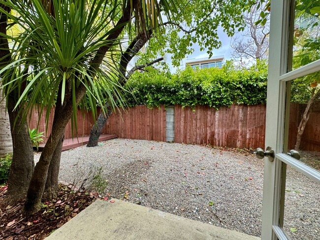 Building Photo - Excellent Location Large 1 Bed with a Huge Private Yard