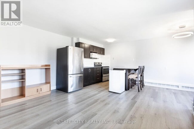 Photo du bâtiment - 210-1172 HAMILTON Rd