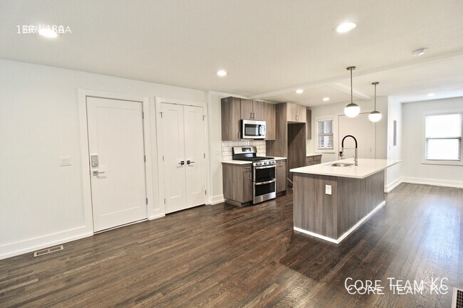 Building Photo - Newly Renovated 1 Bedroom in West Plaza