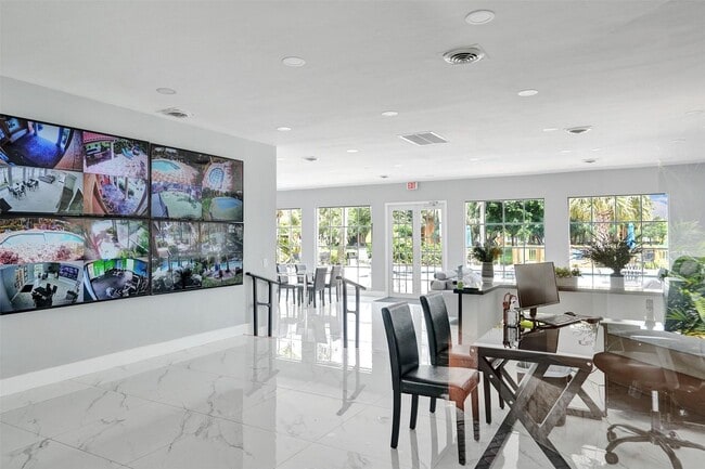 Foto del edificio - Fully Renovated 3BD/2BA in Lakes of Jacaranda - Plantation