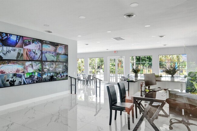 Building Photo - Fully Renovated 3BD/2BA in Lakes of Jacaranda - Plantation