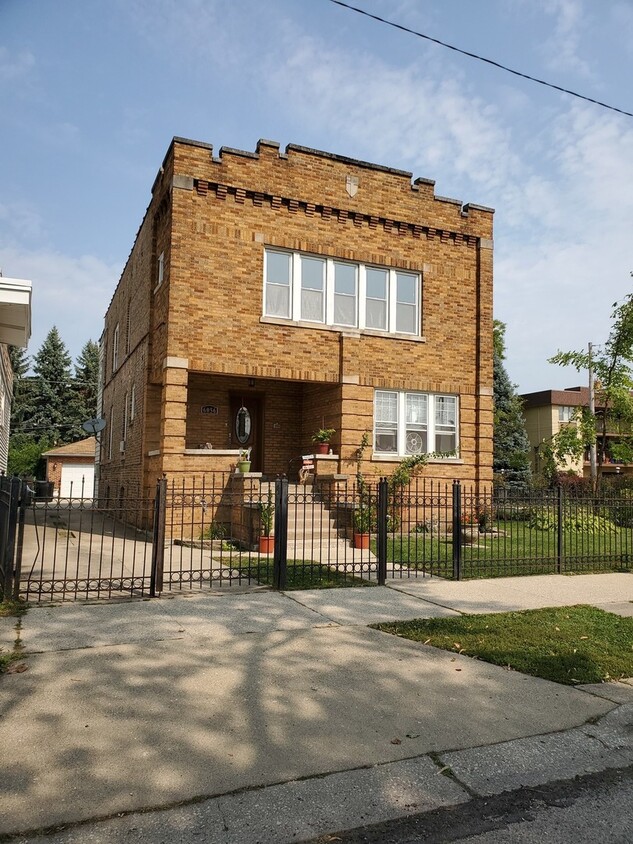 Primary Photo - 6056 W Eastwood Ave