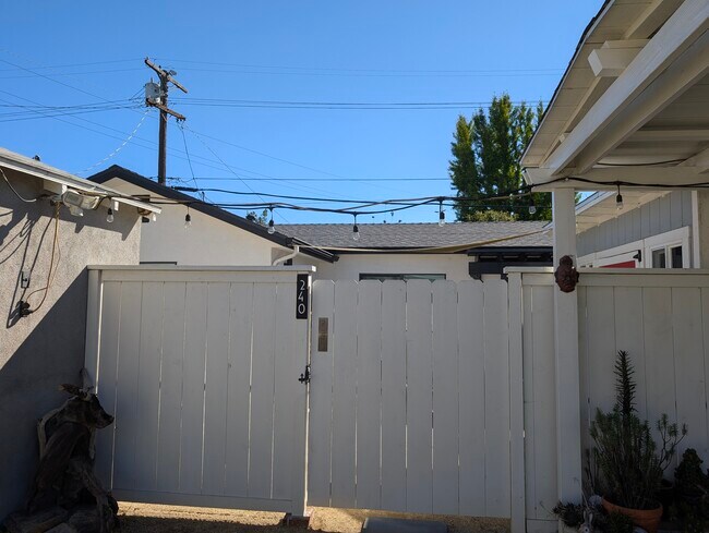 Foto del edificio - 240 W Cedar Ave