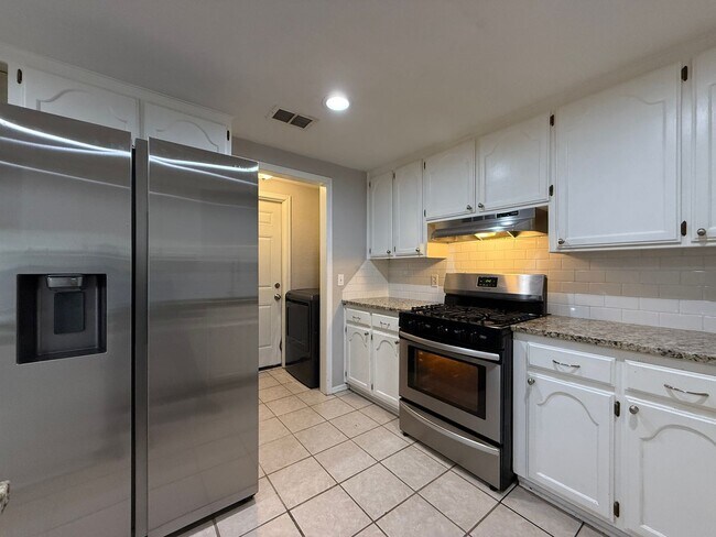 Foto del edificio - Convenience and Charm Meet! 4 bedroom