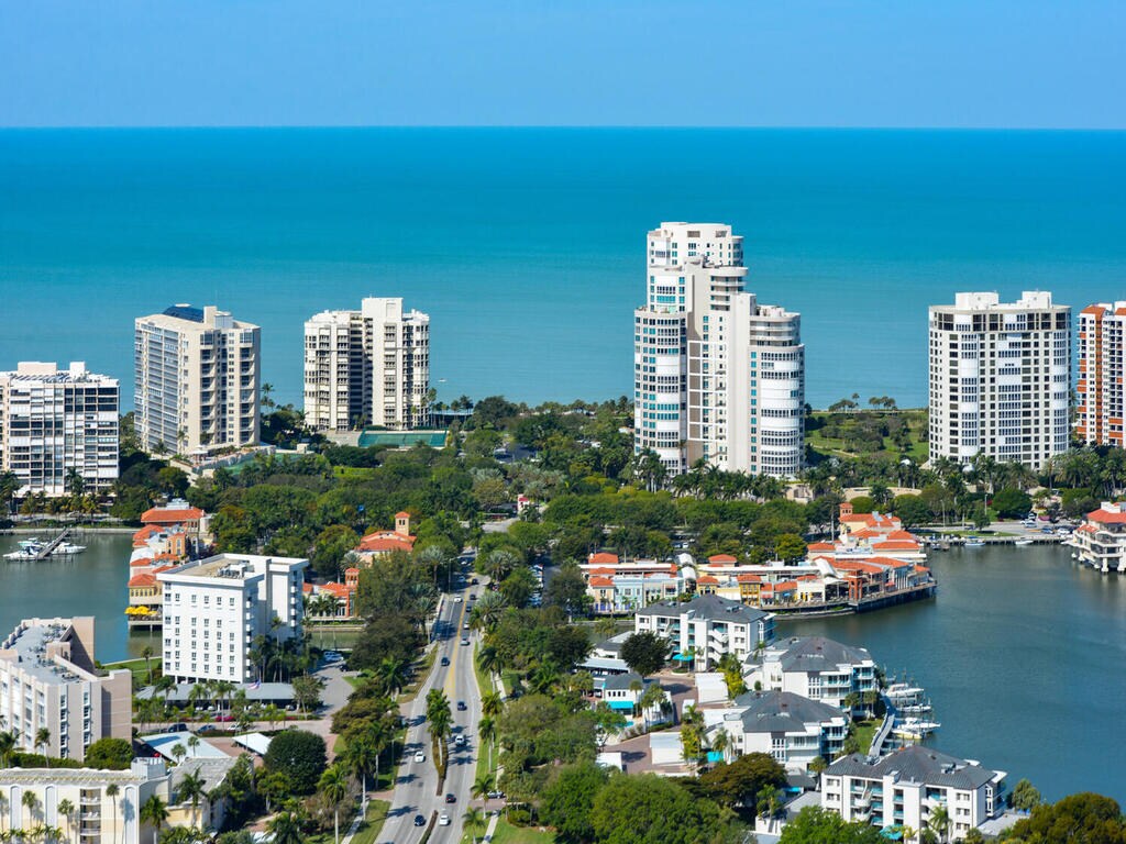 Pasos hacia la bahía veneciana - 555 Park Shore Dr