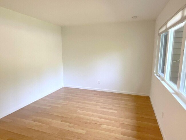 Building Photo - Wonderful End Unit Townhome Close To Downt...
