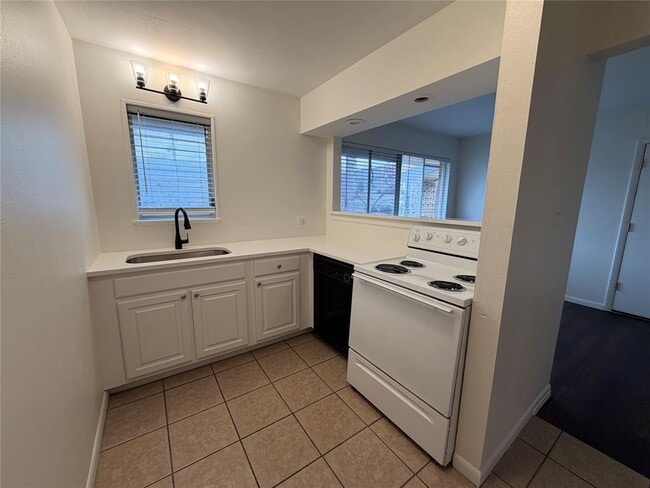 Building Photo - 3304 Red River St