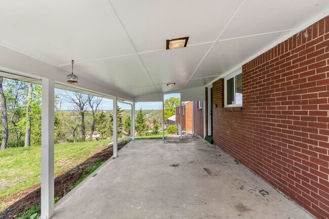 Foto del edificio - AVAILABLE NOW!! Fully RENOVATED 3-bedroom in CASTLE SHANNON!