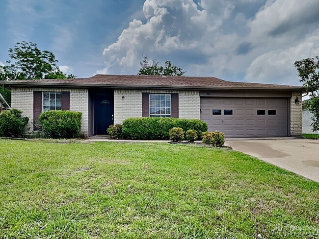 Building Photo - 1612 Chapman Dr