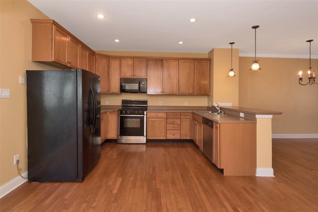 Building Photo - 18 Columbus Cir