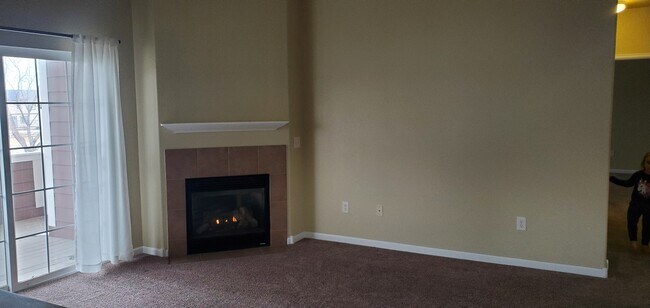 Sala de estar con chimenea de gas. Puertas corredizas a terraza cubierta con vista a la montaña. - 2214 Owens Ave