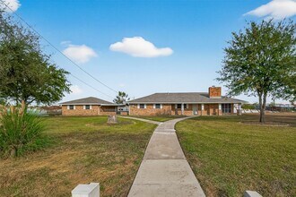 Building Photo - 10645 Oak Brook Dr