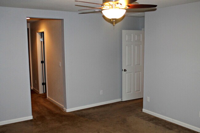Building Photo - 5 bedrooms, 3 bathrooms & a 3 car garage