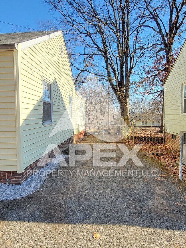 Building Photo - Charming 3 Bd - 2 Ba Renovated Home in Nor...