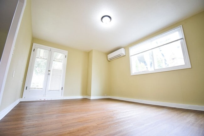 Building Photo - 2BD/1BA House with Garage!! Washer/Dryer i...