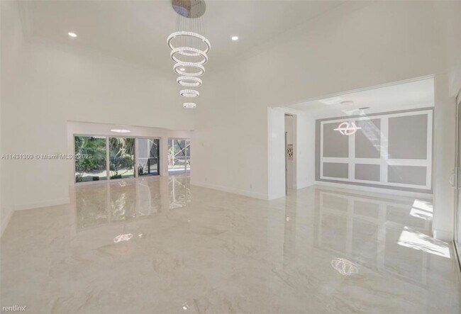 Foto del edificio - 3 br, 3 bath House - 5601 White Cedar Ln
