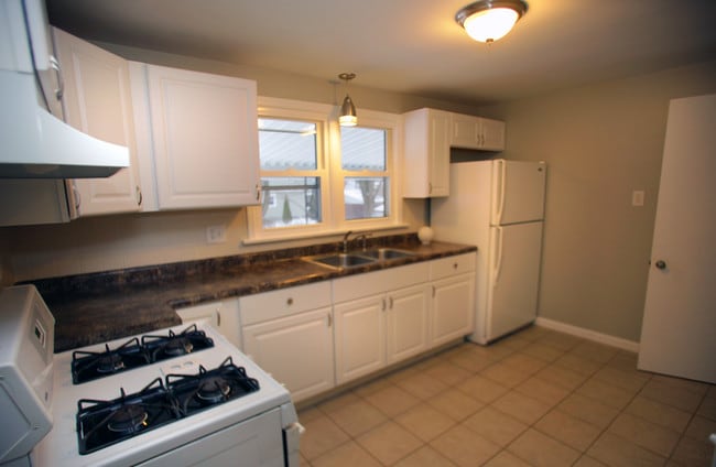 Building Photo - Cozy Home in Plain Township