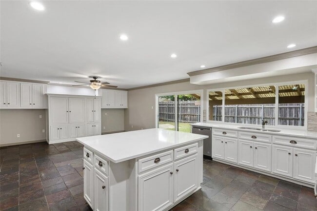 Building Photo - 5009 Pemberton Ln