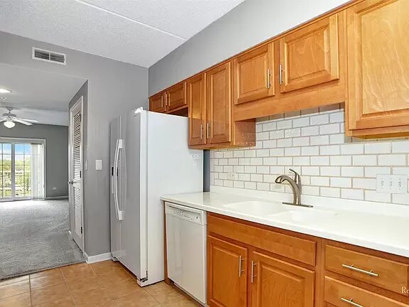 Kitchen - 601 W Rand Rd
