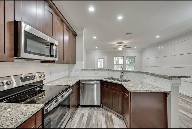 Foto del edificio - Spacious Townhome Near Several Parks