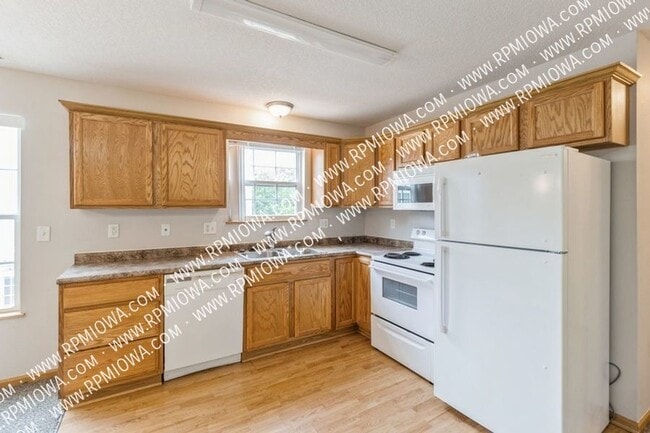 Building Photo - GREAT LOCATION!! 2 Bedroom, 2 Bathroom Tow...