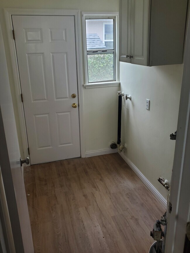 Laundry Room - 2745 Cabrillo Ave