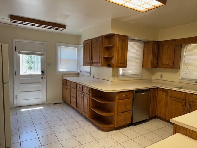 Building Photo - ALL PROSPECTIVE TENANTS MUST SUBMIT A $58 ...