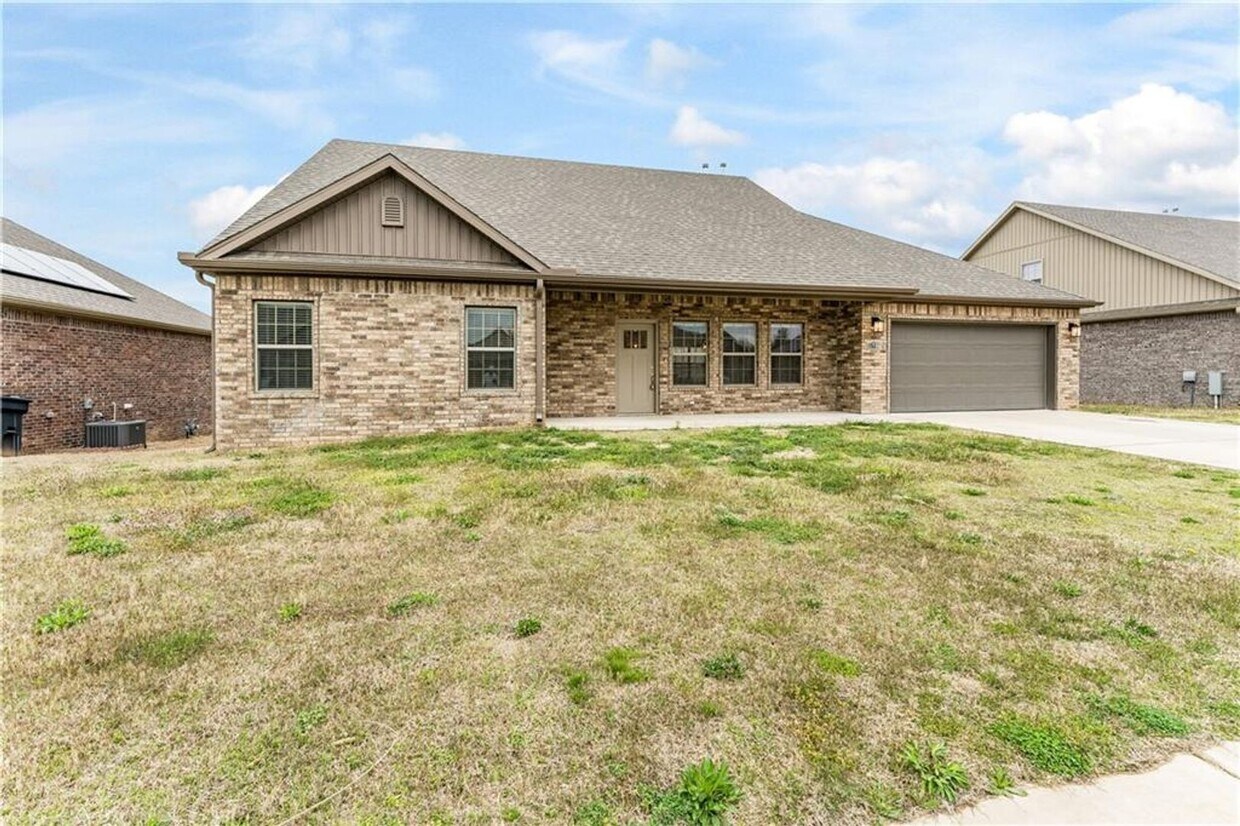 Minutes from I-49! 4BR/2.5BA Home - Minutes from I-49! 4BR/2.5BA Home