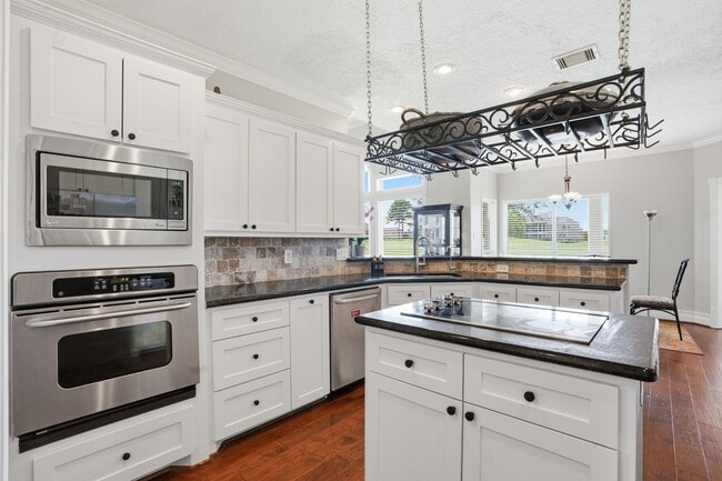 Building Photo - 108 Somerton Dr