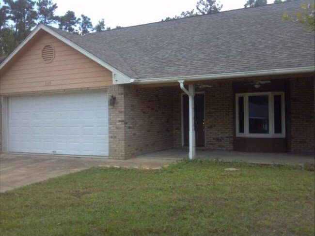 Building Photo - Ocean Springs 3 Bedroom 2 Bath is Great Lo...